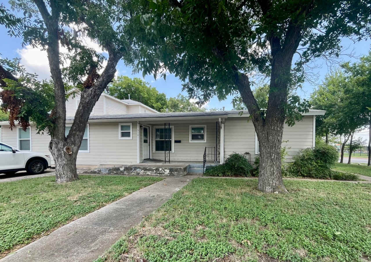 5/2 Duplex - 51st/Guadalupe - Fenced Yard