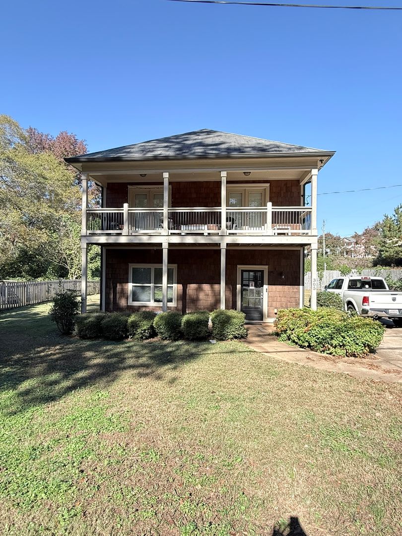 Four Bedroom Near Downtown Available for Pre-Lease!