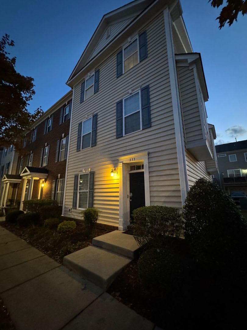 Modern Corner-End Townhome in the Heart of VB "ASK ABOUT OUR ZERO DEPOSIT"