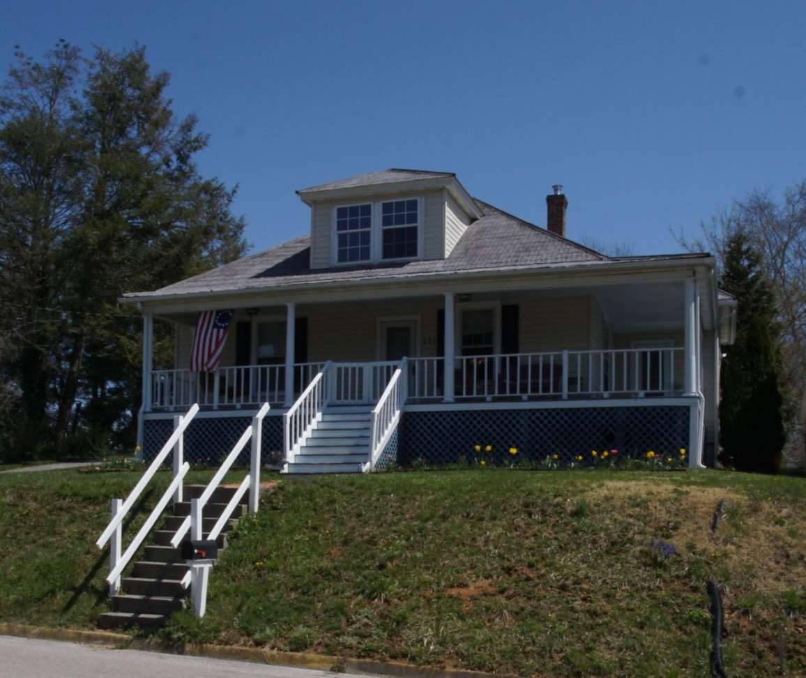 3 Bedroom / 2 Bath House. Easy access to US 460 and I 81. Detached Garage / Workshop.