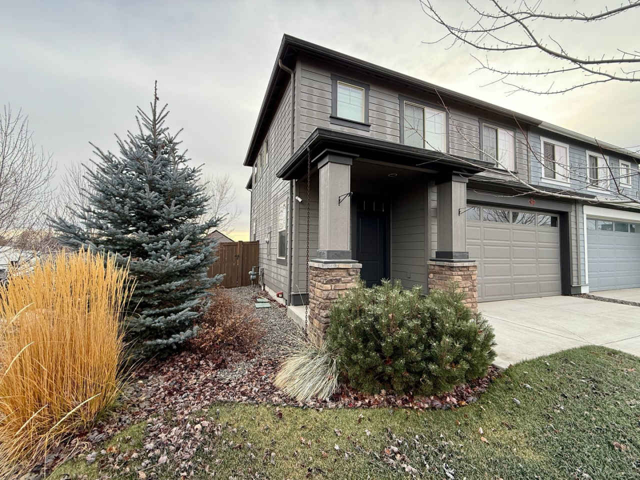 SCHEDULE A TOUR TO VIEW THIS STUNNING PALISCH TOWNHOME LOCATED IN SW REDMOND!!