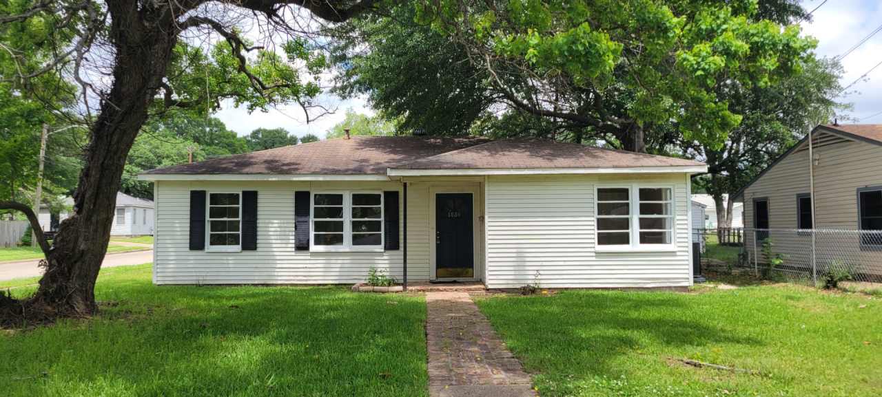 Gorgeous 4 bedroom/1 bath with beautiful kitchen!