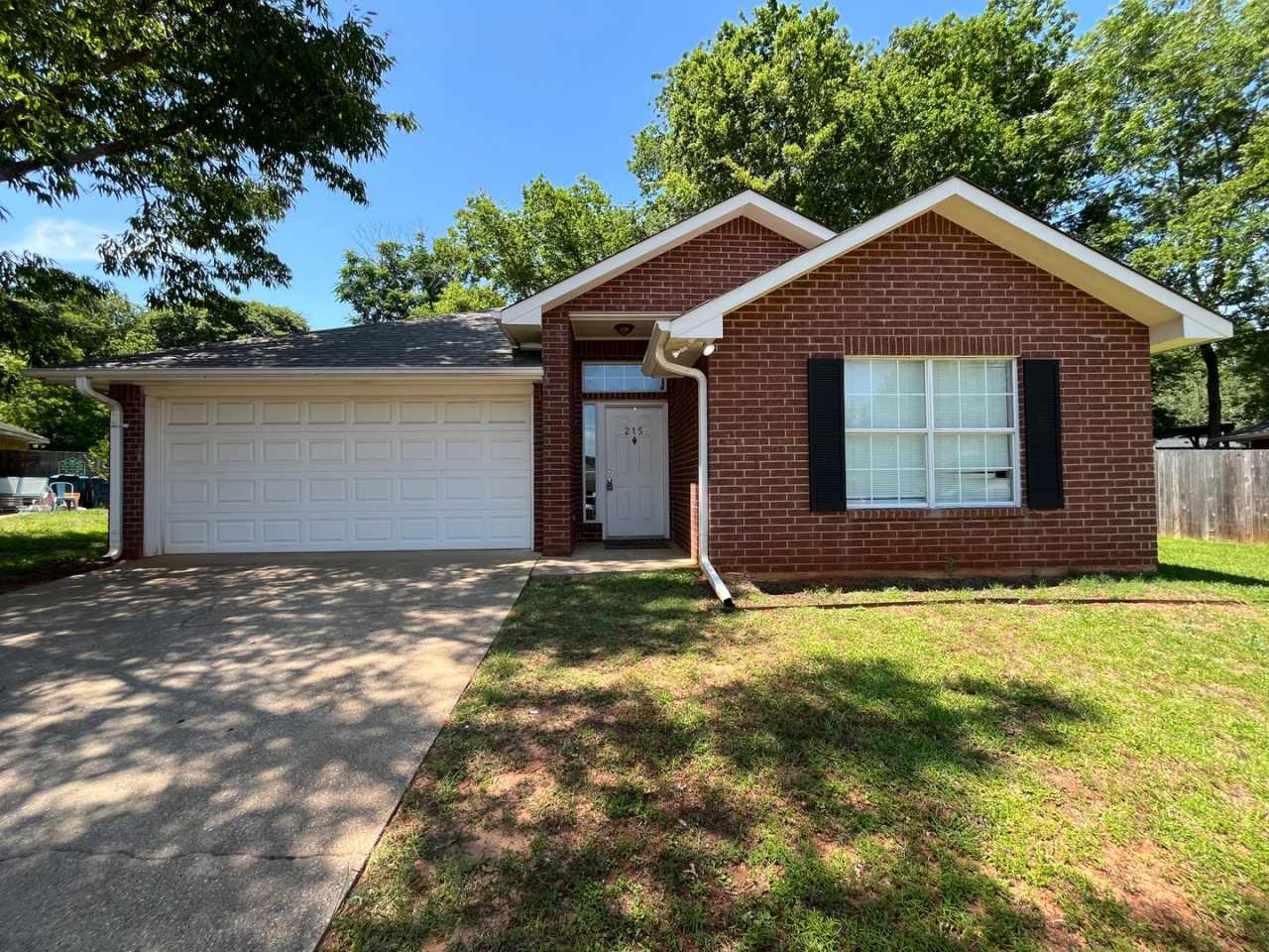 Available Now! Charming and Contemporary 3-Bedroom Home in Whitehouse, TX