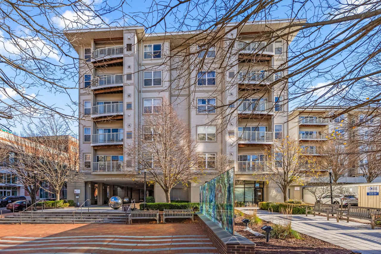 1 Bed and Den 1 Bath - Silver Spring Condo - Garage Parking Space