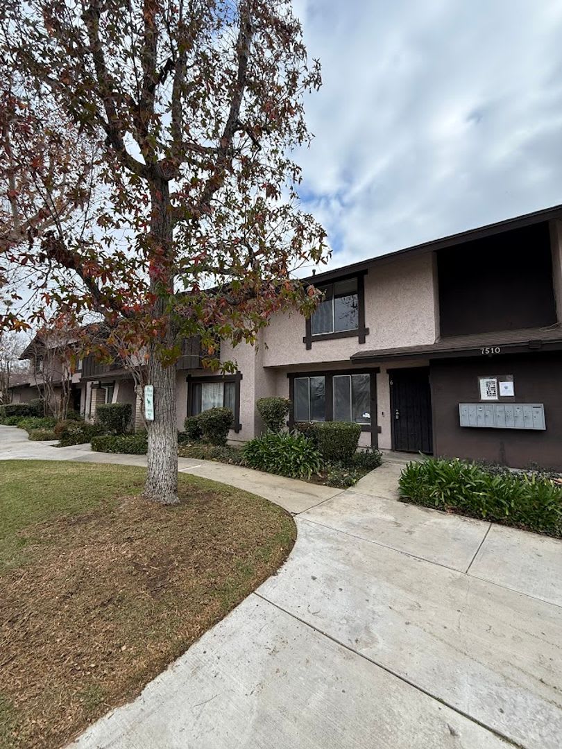 Beautiful 3-Bedroom, 2 1/2-Bathroom, Reseda Townhouse, Ready for Move-In!