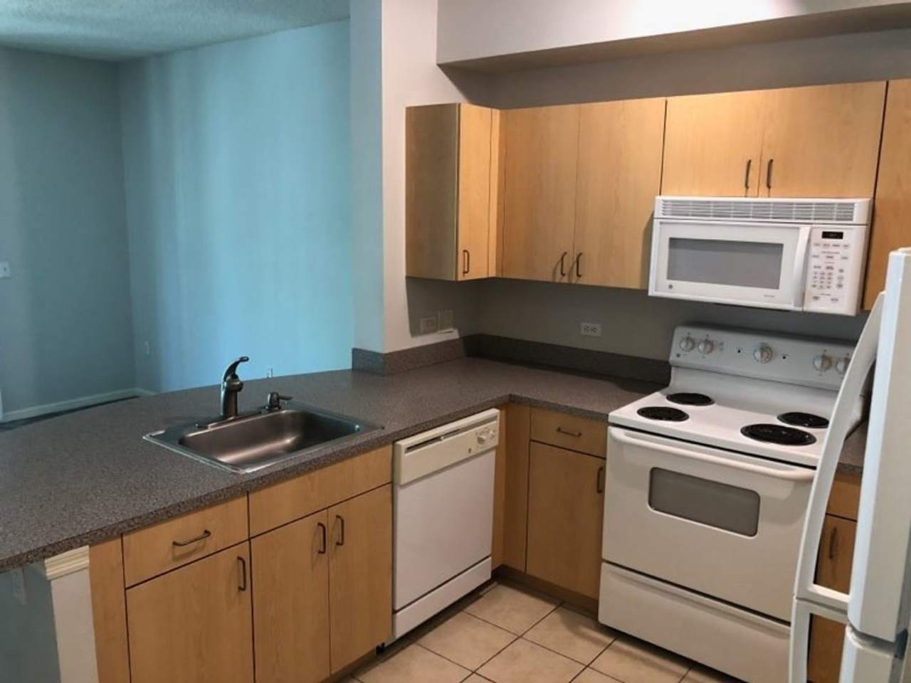 Beautiful 1/1 condo with great amenities