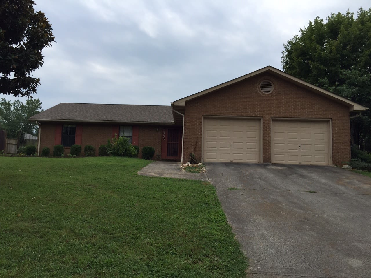 Maryville 37803 - 3 bedroom, 2 bath home with a 2-car garage  fenced yard - Contact Tom Parry 865-607-3649