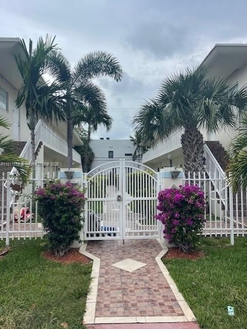 1950 Biarritz Dr