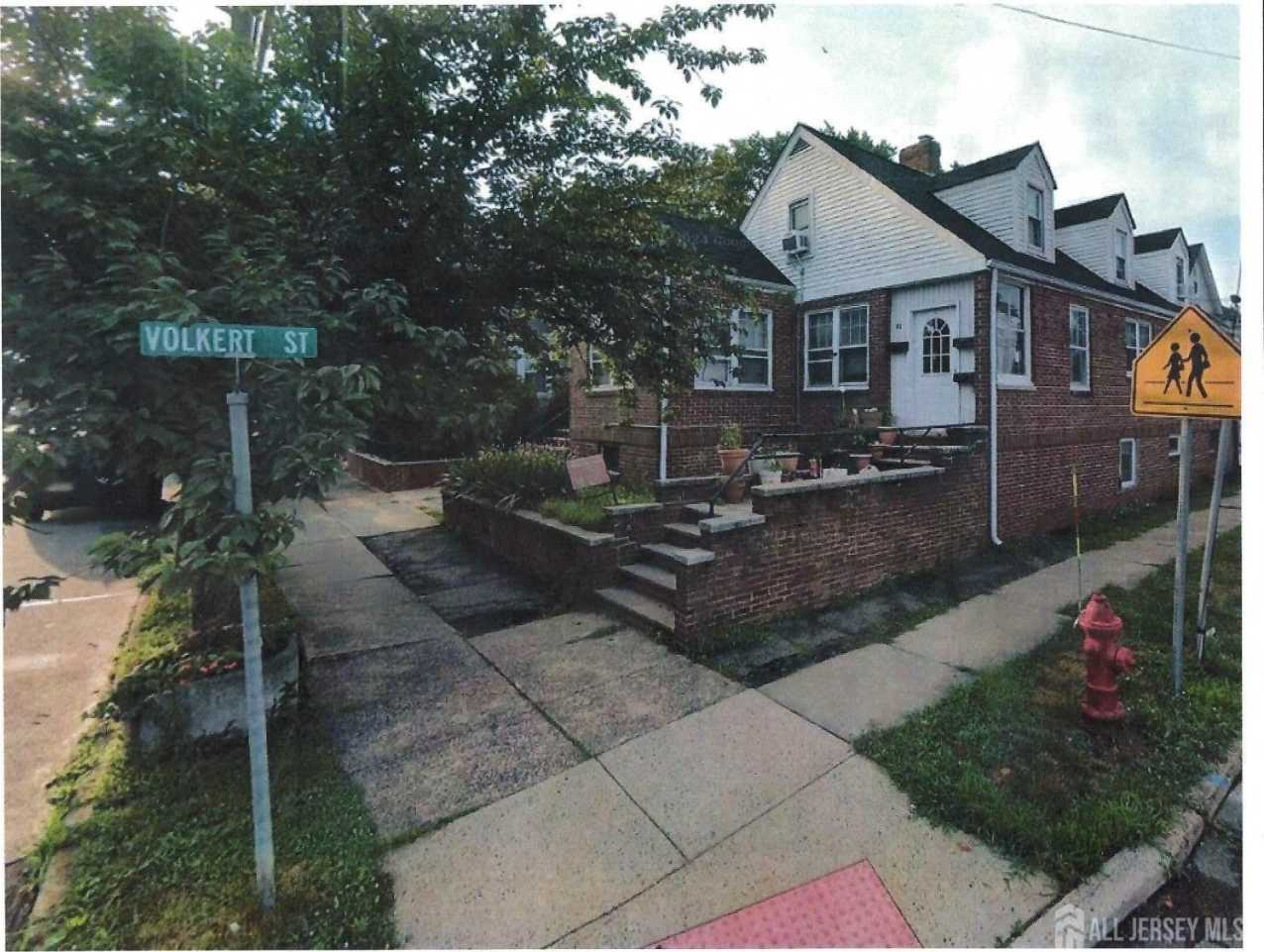 82 Woodbridge Avenue