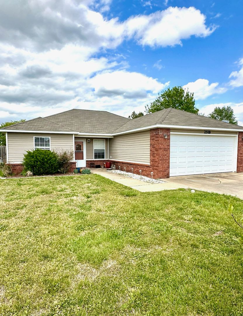 3 BEDROOM 2 FULL BATH HOME LOCATED IN PEA RIDGE!!!!