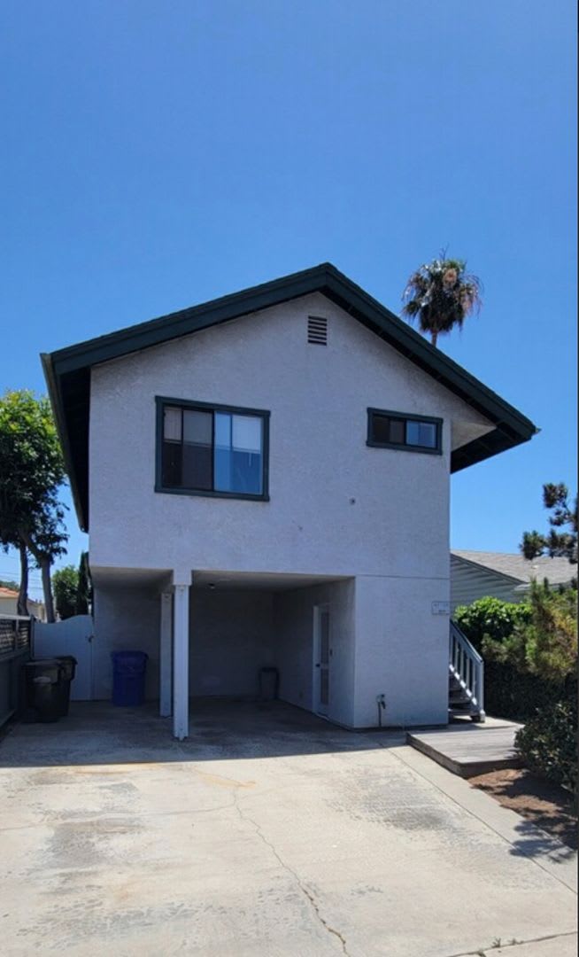 Upstairs 2 bed/1bath Apartment in Pacific Beach