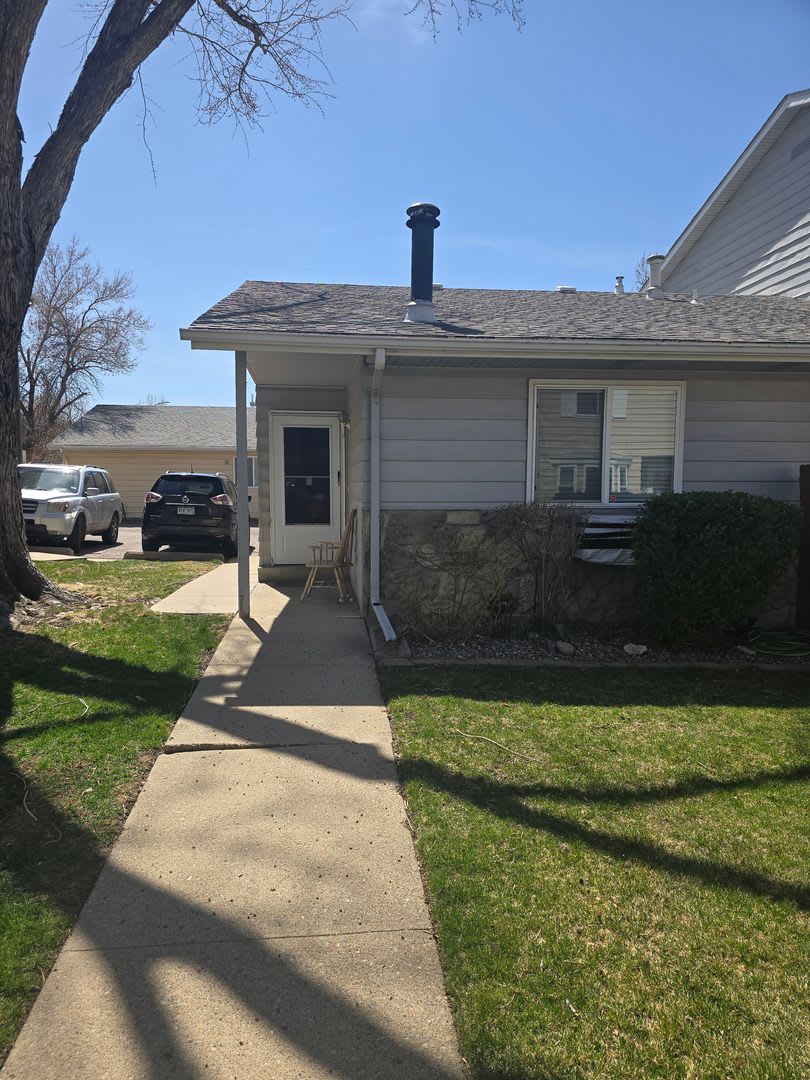 Cute end unit townhome 3-bedroom 2 baths in Thornton.