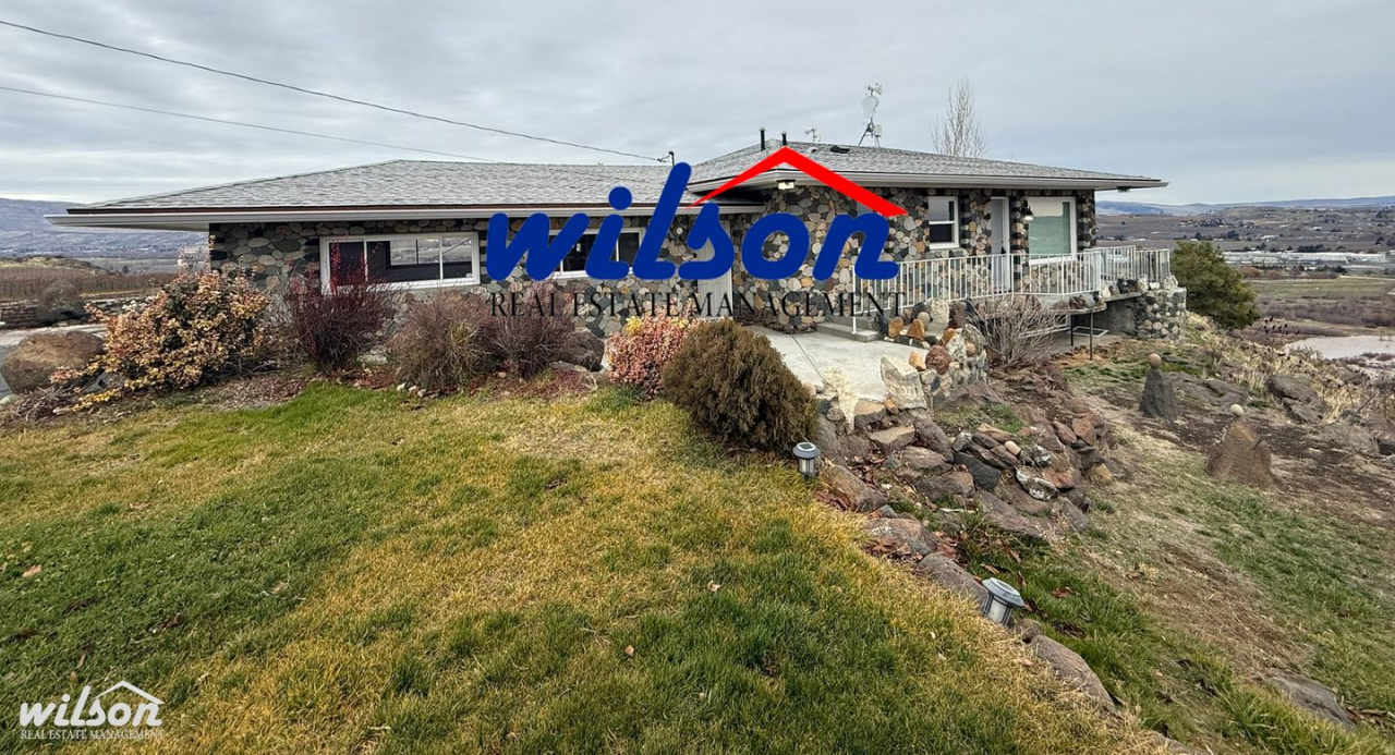 Beautiful 3-Bedroom Stunning Stone Home with Breathtaking Valley Views!