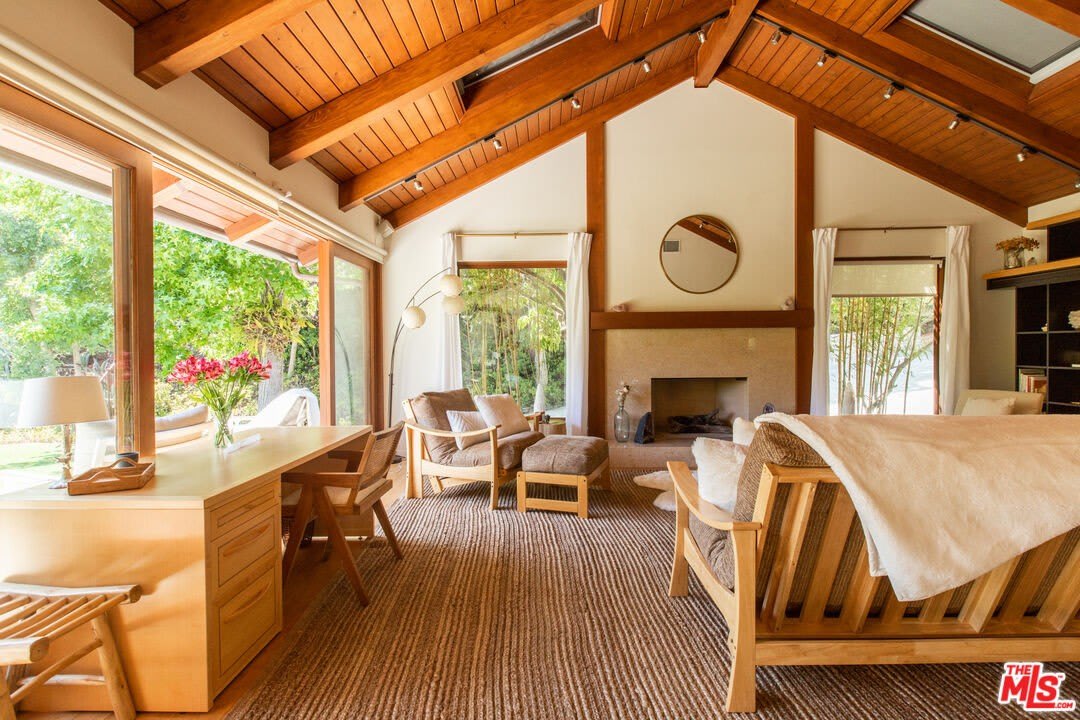 3626 Mandeville Canyon Rd