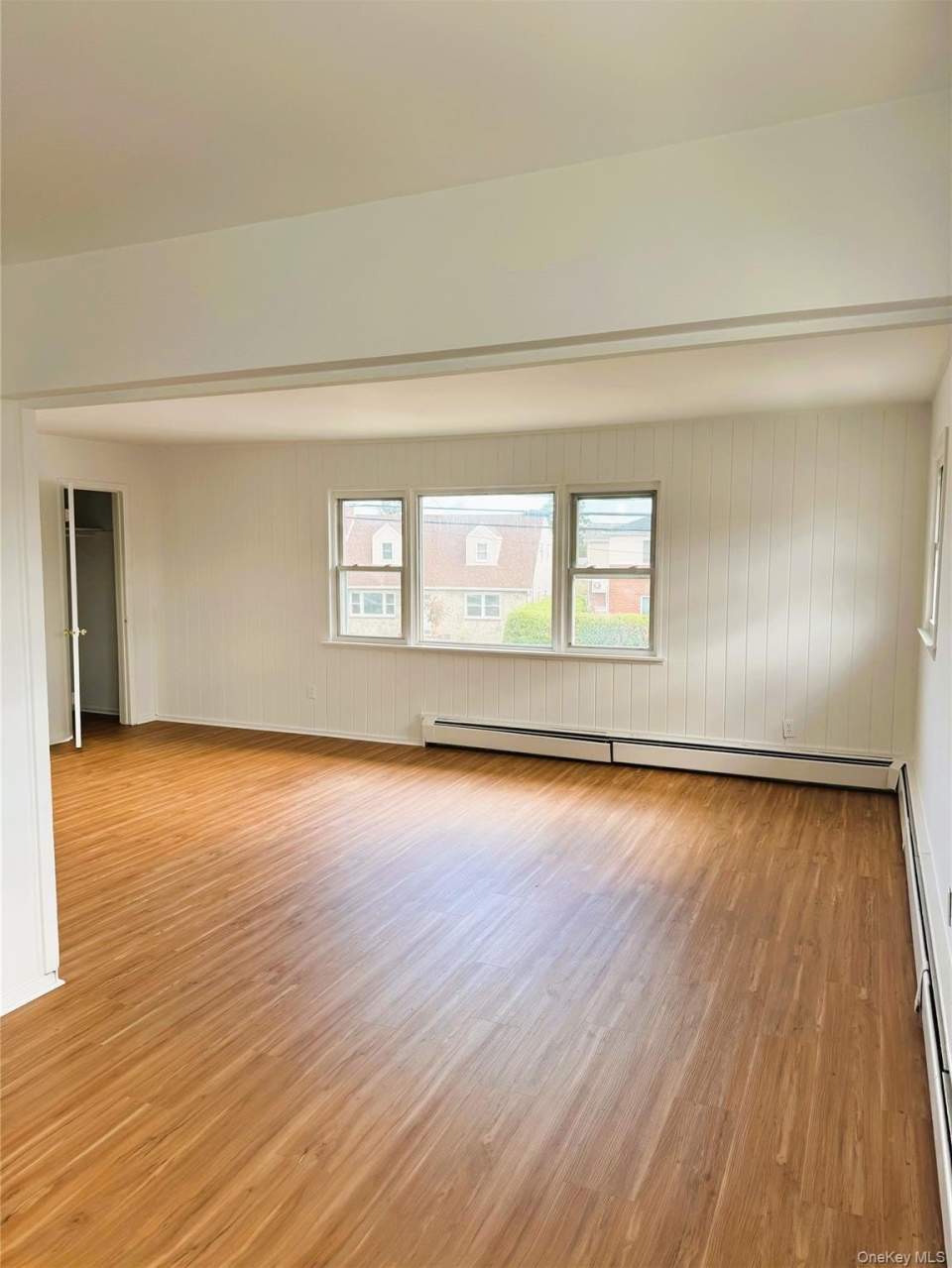 131 Roslyn Road unit: 2Nd Floor
