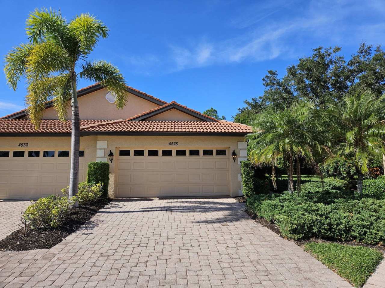 Seasonal Short-term Villa located in the Venetia Community with Resort like Amenities – Neighborhood Pool and Large Community Pool and Clubhouse.
