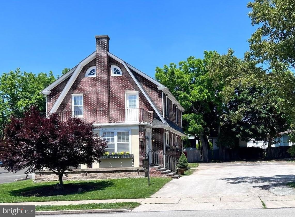 6 MONTGOMERY Avenue unit: 2