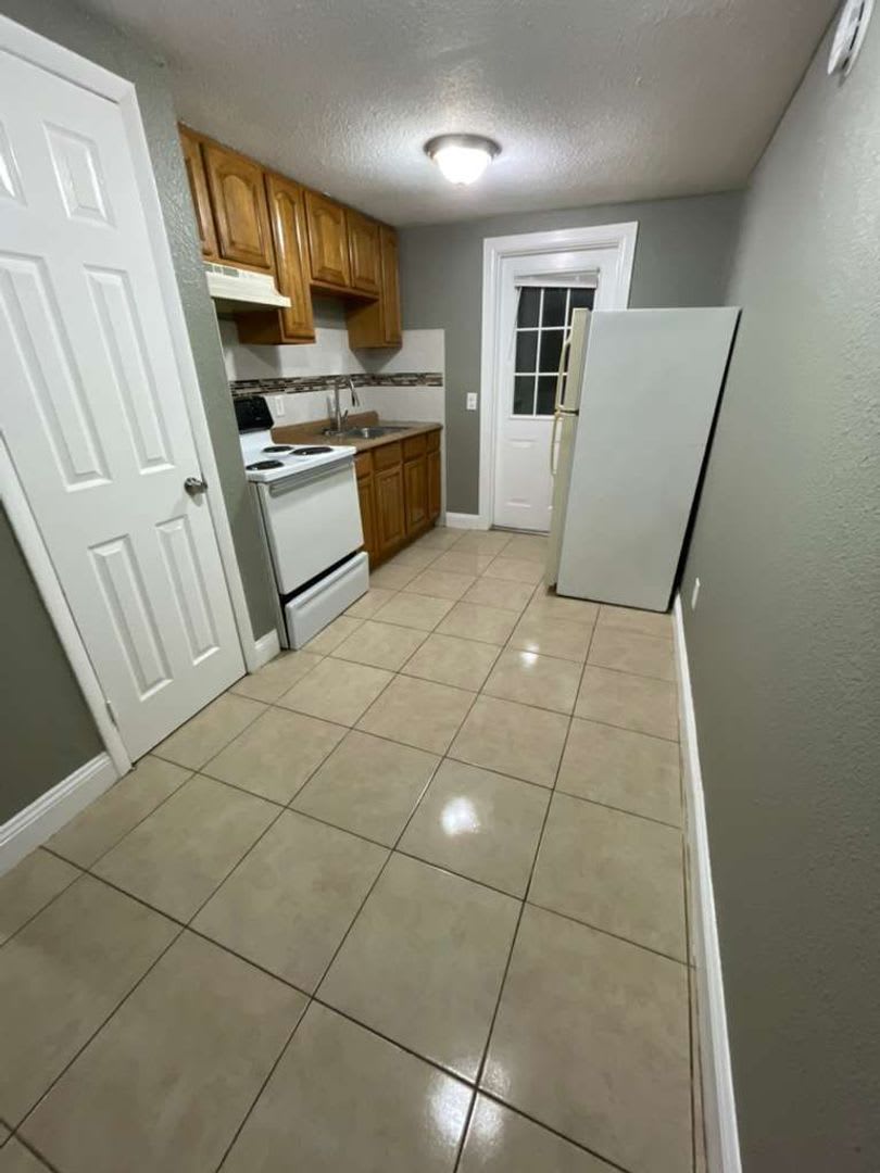 Palm River 2/1 Duplex- Move-In Ready! Apply FOR FREE today!