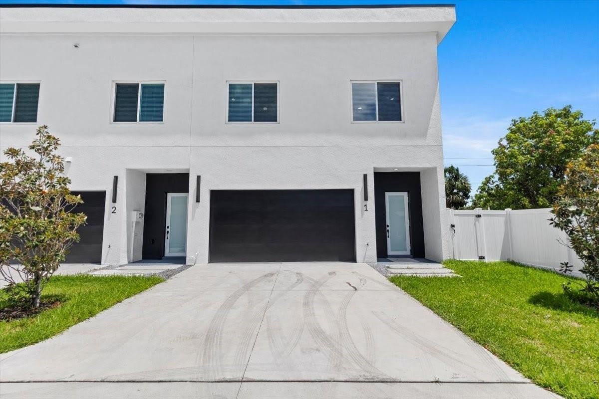2608 W COLUMBUS DRIVE
