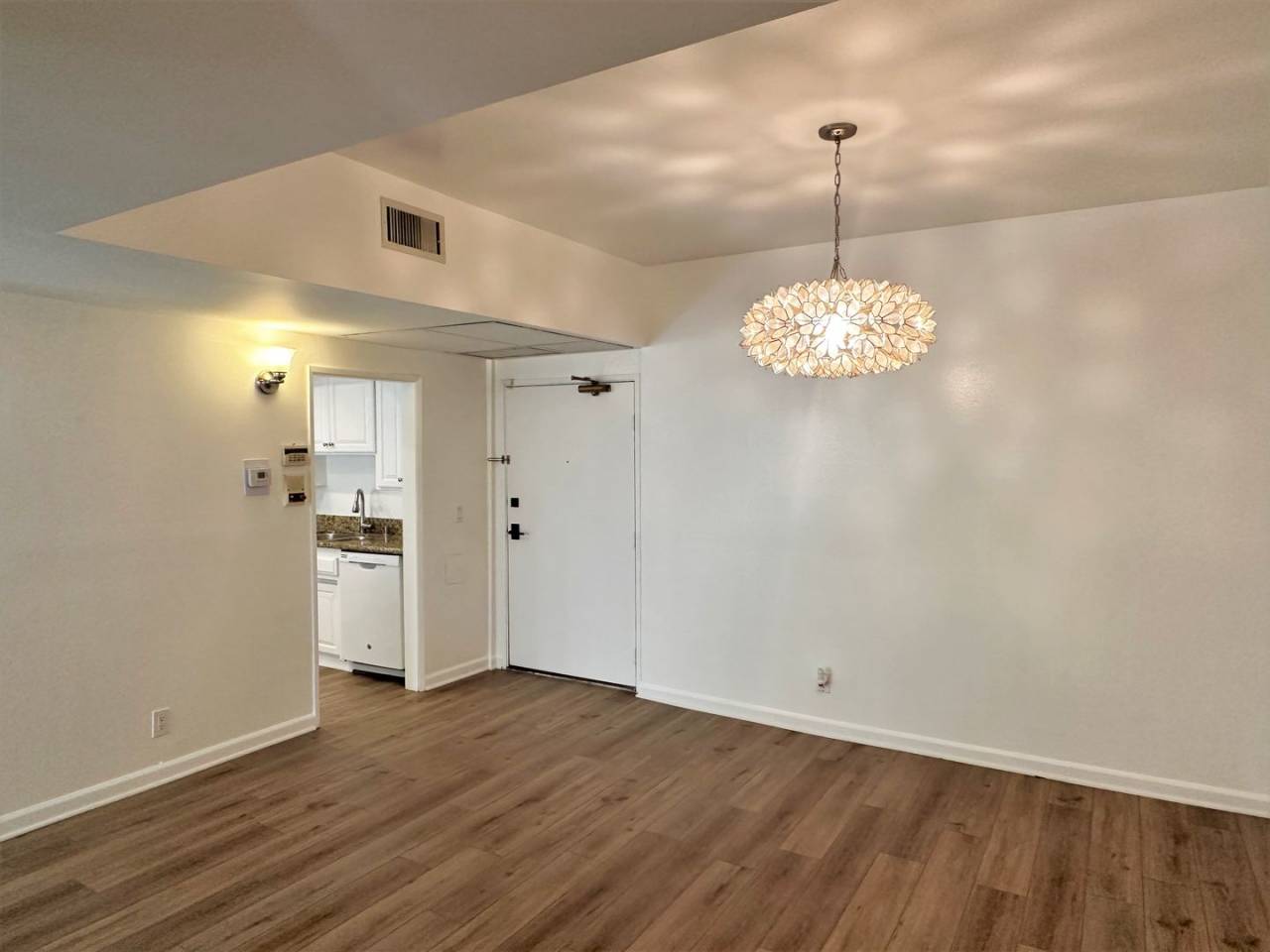 Updated 2+2 in great condo complex