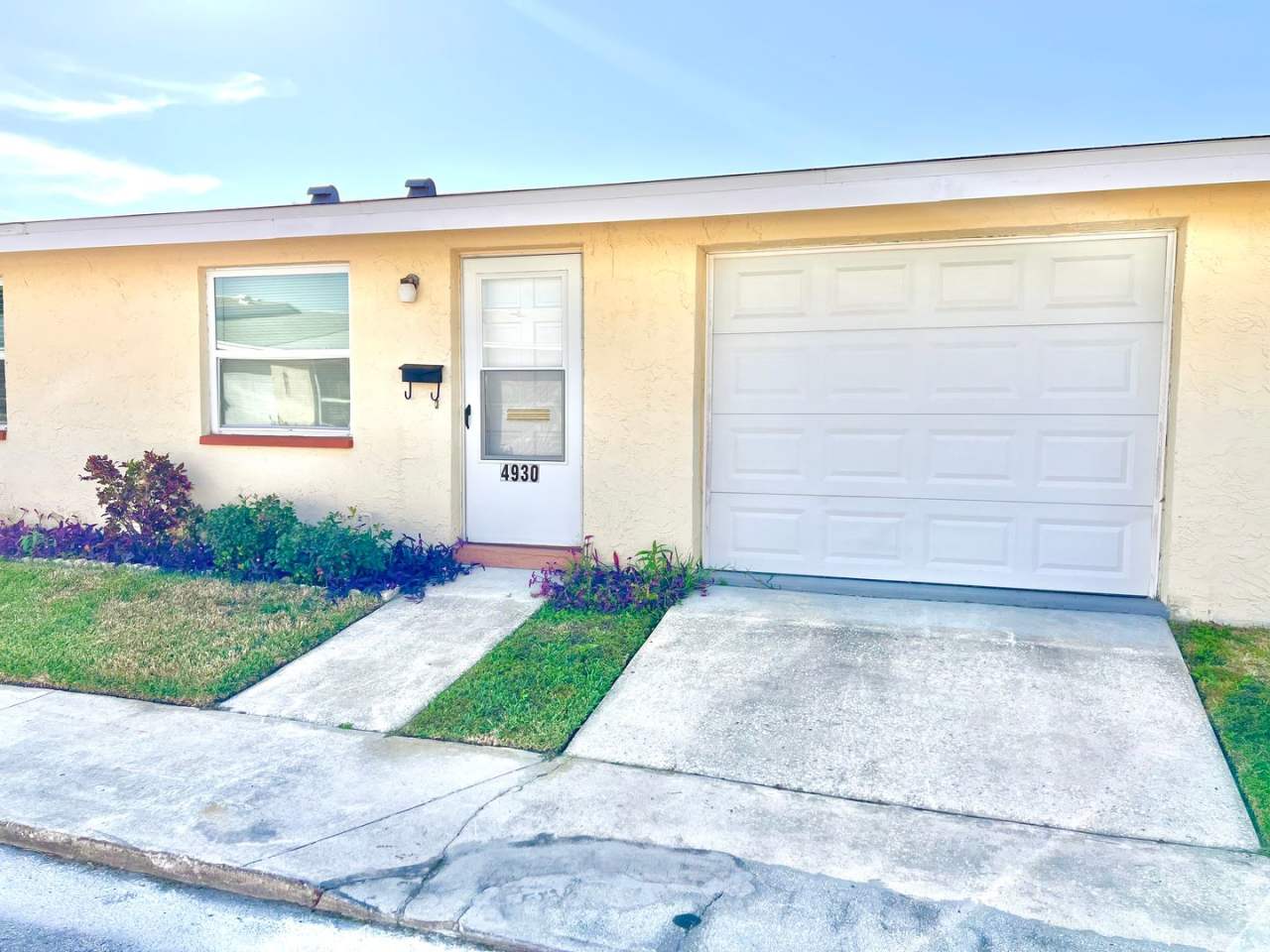 Adorable Fully Renovated 2BD/1BTH Villa in 55+ Community