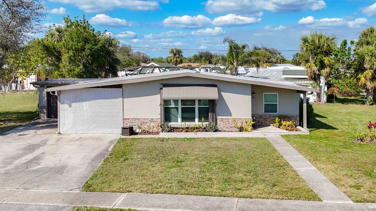 BEAUTIFUL ANNUAL RENTAL HOME - Convenient Location!