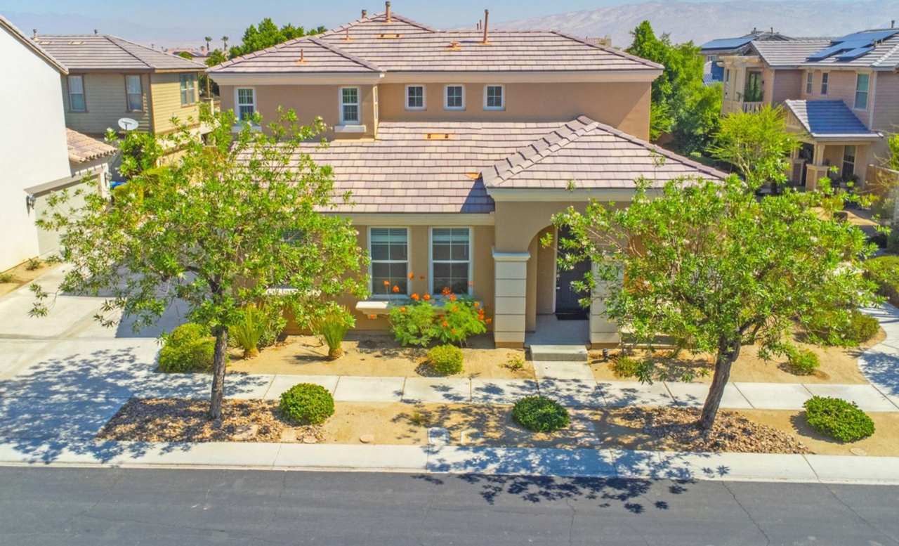 AVAILABLE NOW! GORGEOUS 3 BED / 2.5 BATH in Campanile in Cathedral City! MOVE IN SPECIAL! HALF OFF ONE MONTH'S RENT!!