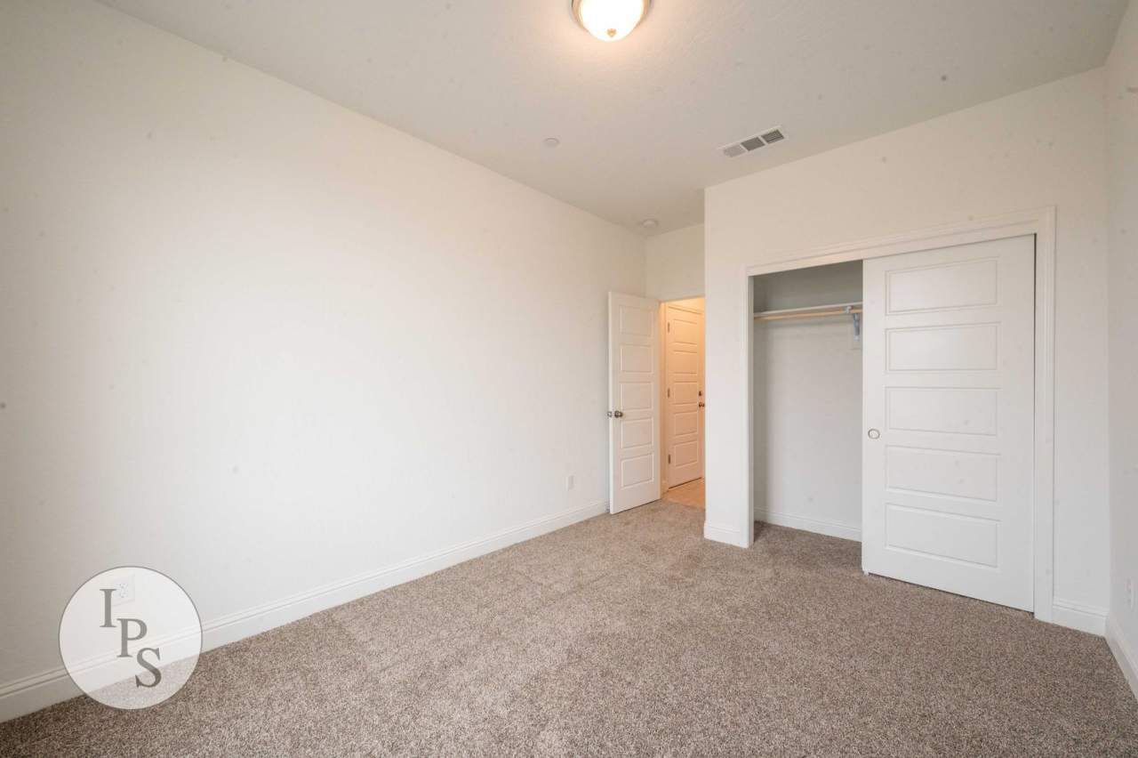 2022 South/East Fresno Home, 4BR/2BA - Lots of Amenities!