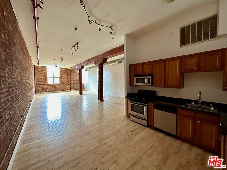 726 S Santa Fe Ave unit: 202