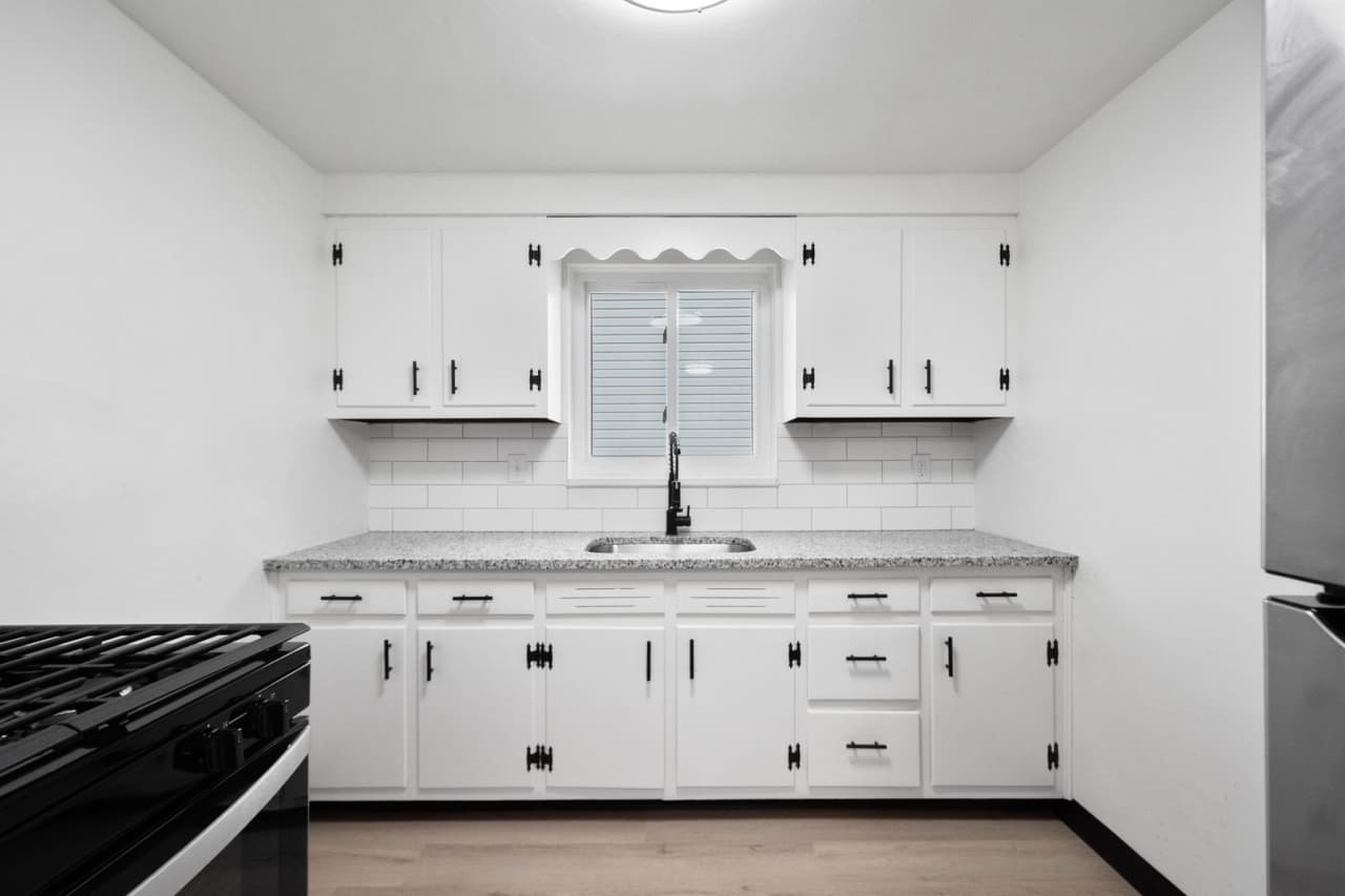 Charming 2 bedroom home in McKees Rocks available May 1!