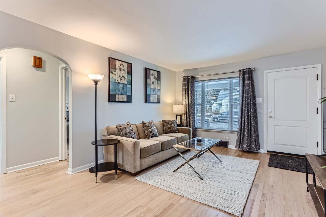 Chic 2 BDR Haven with Private Backyard
