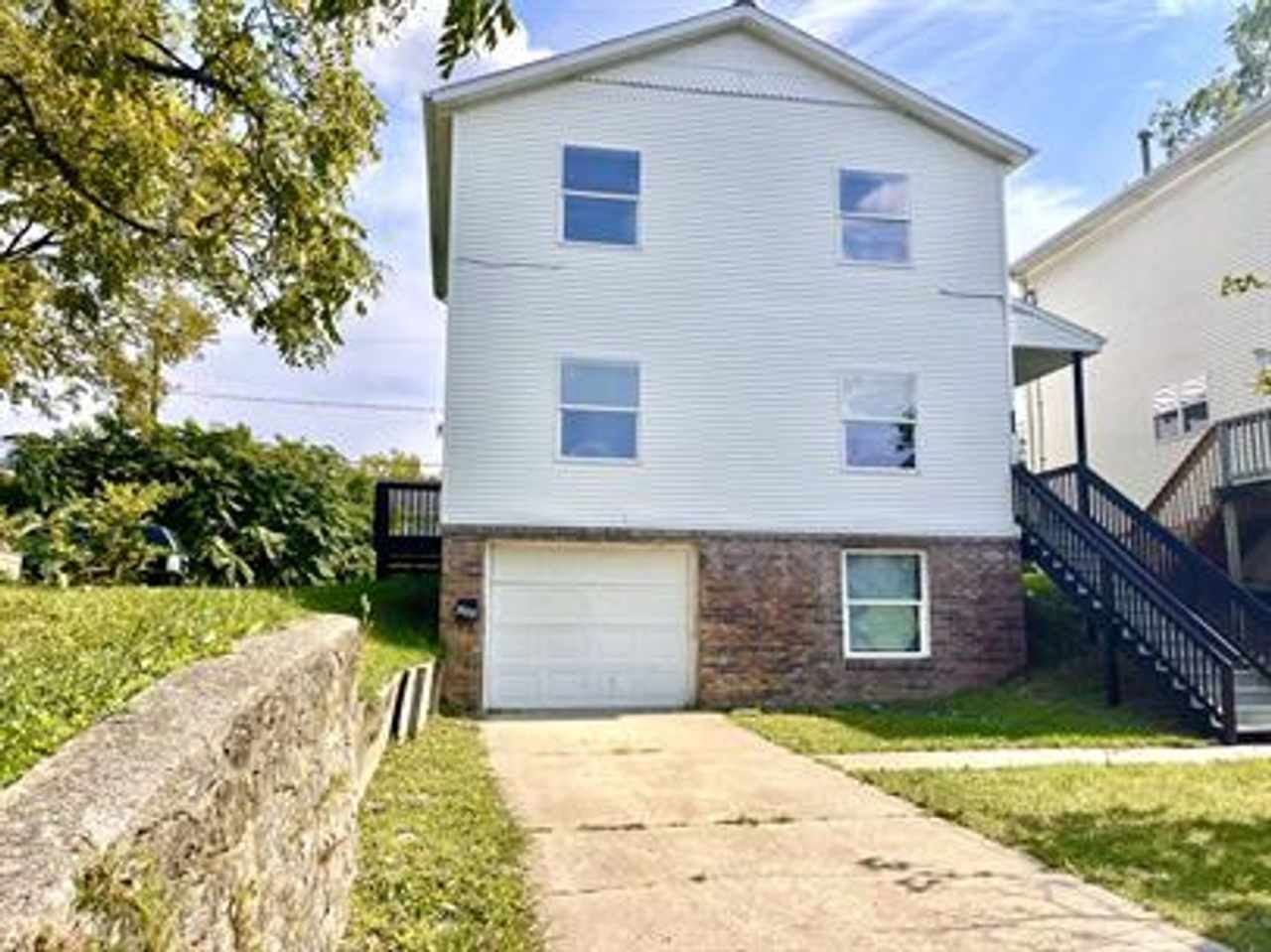 4-BED  2-BED with attached garage and security alarm -Single family home on 268 Franklin St