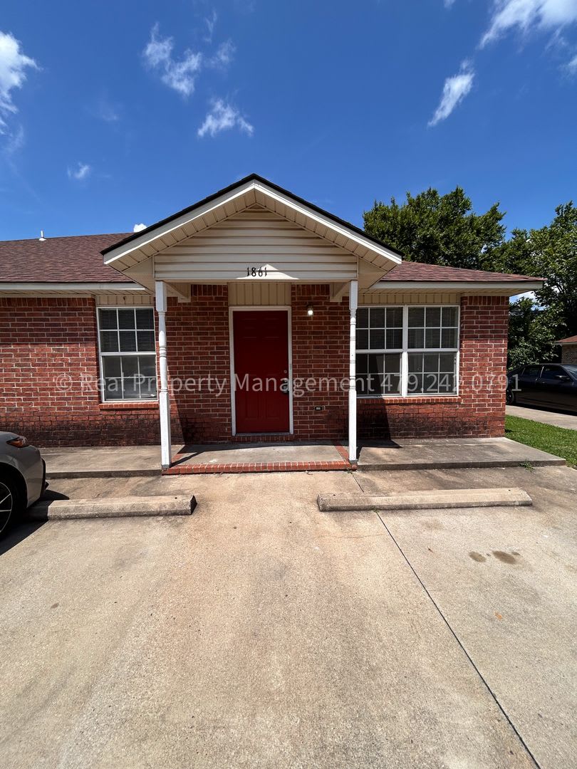 Move In Ready!! Cozy 3 Bed 2 Bath Duplex!