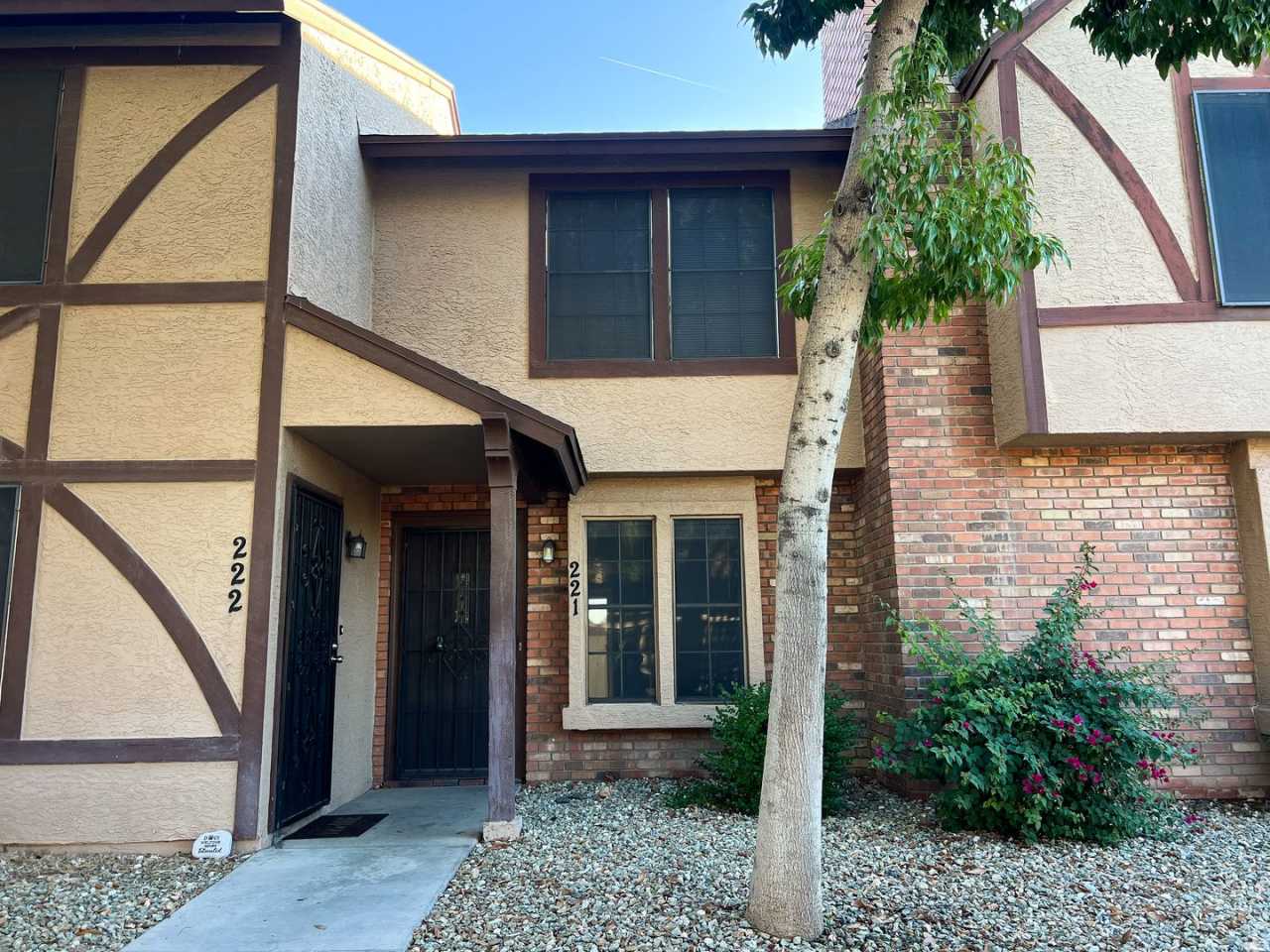 MOVE IN SPECIAL! Updated 2 Bed/2.5 Bath Townhome in Great West Phoenix Location