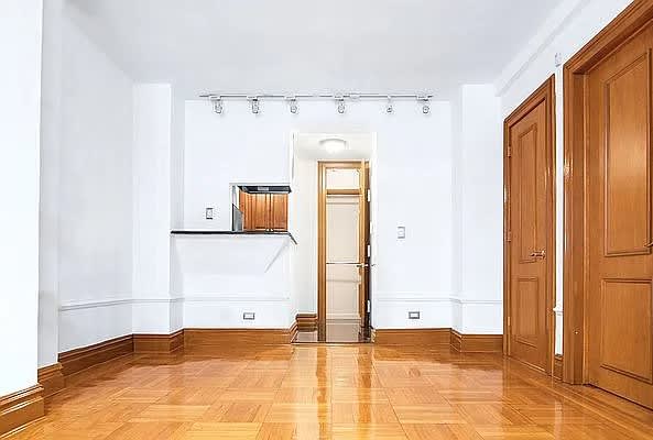 150 W 58th St Apt 4A