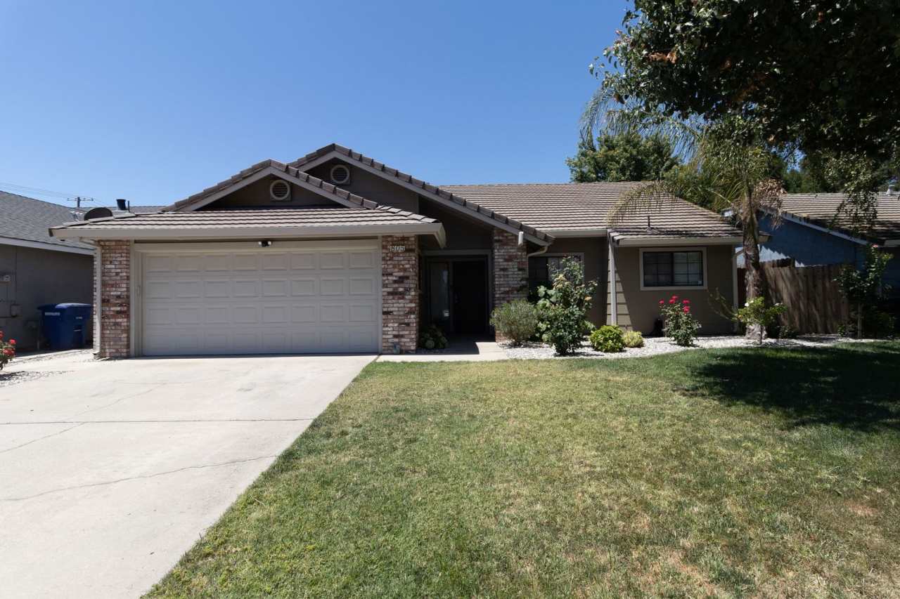 Stunning 3-bedroom, 2-bathroom home with a pool and spa!