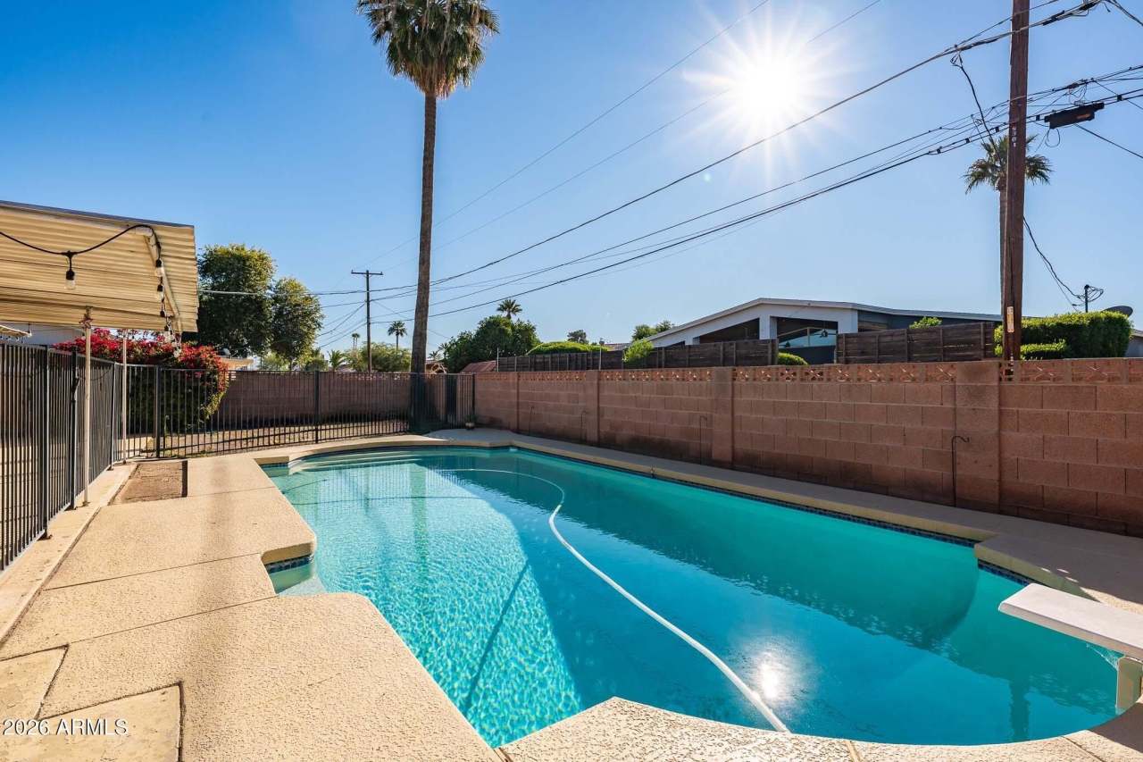 8303 E GLENROSA Avenue