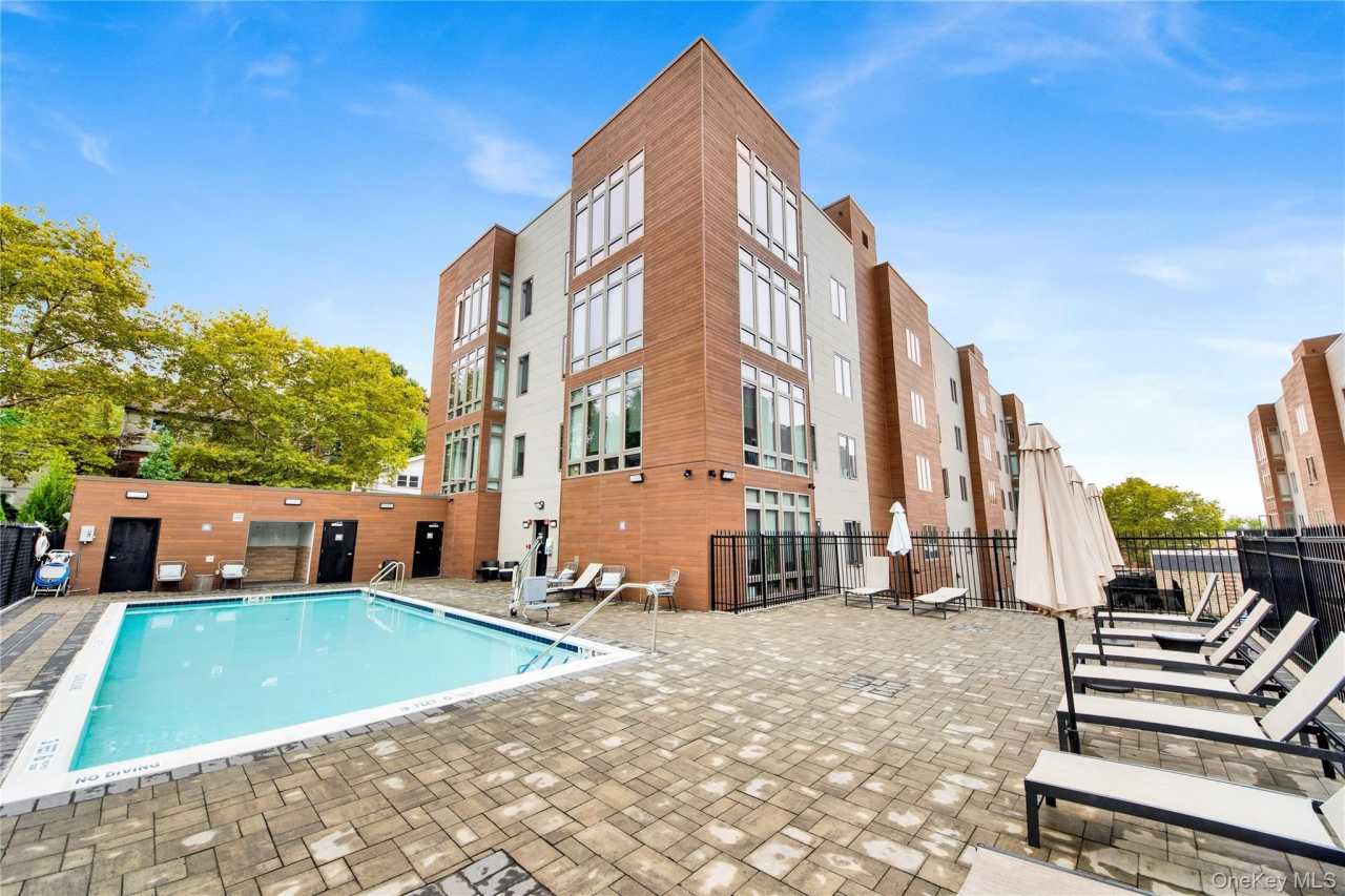 525 N MACQUESTEN PARKWAY