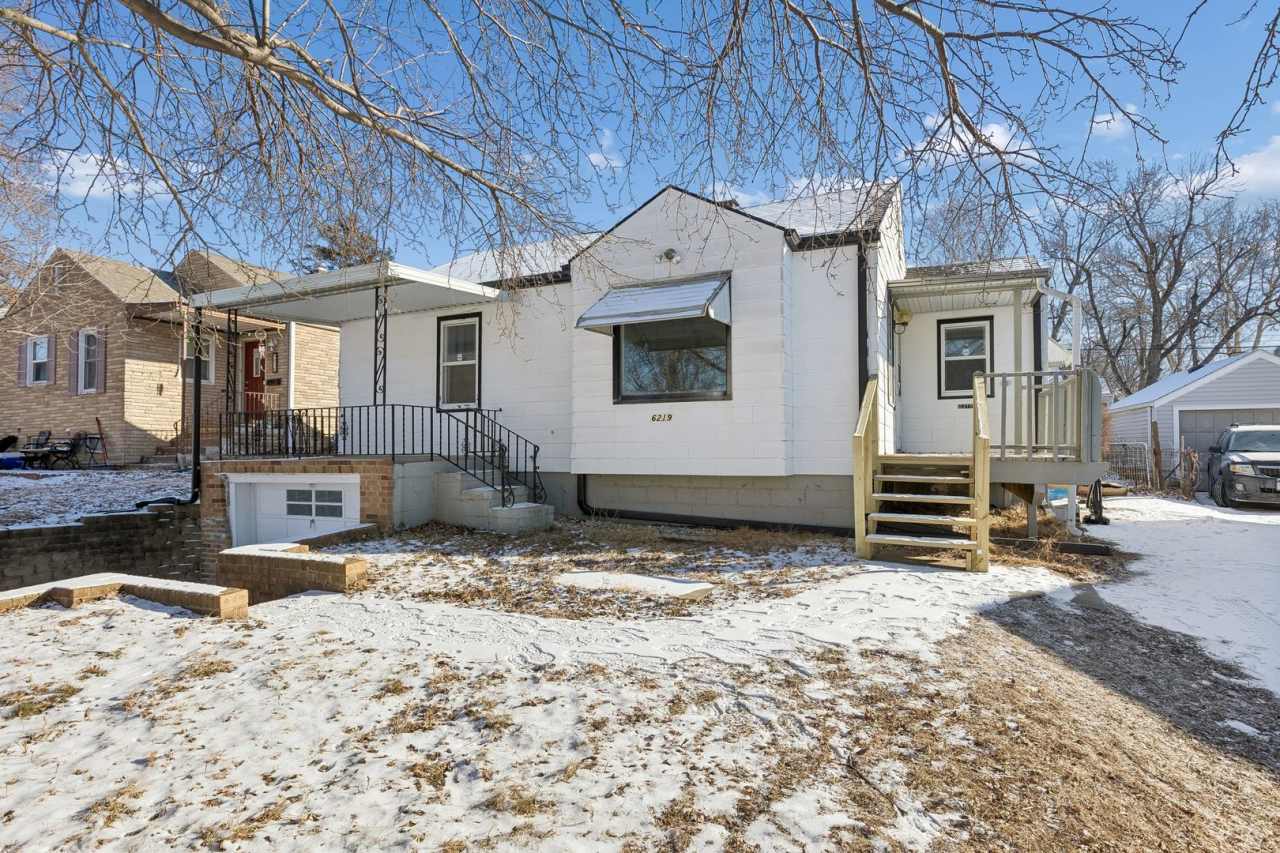 Cozy 2 Bedroom with Ample Parking  Outdoor Storage!!