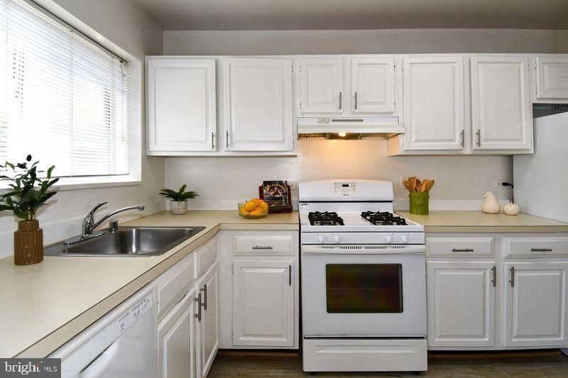 10637 MONTROSE AVE #204