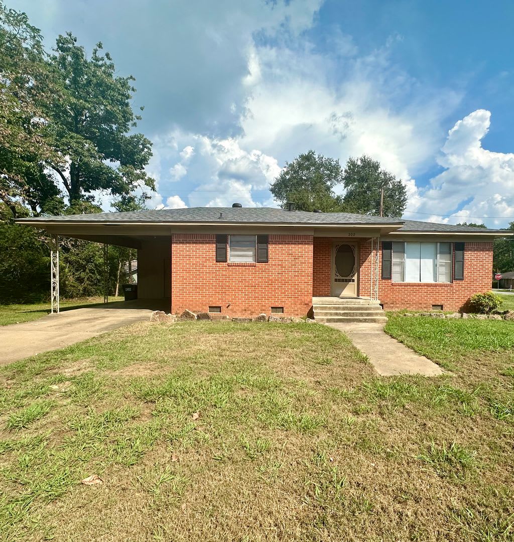 Welcome to this charming 2-bedroom, 1-bathroom home located in the heart of Russellville, AR.
