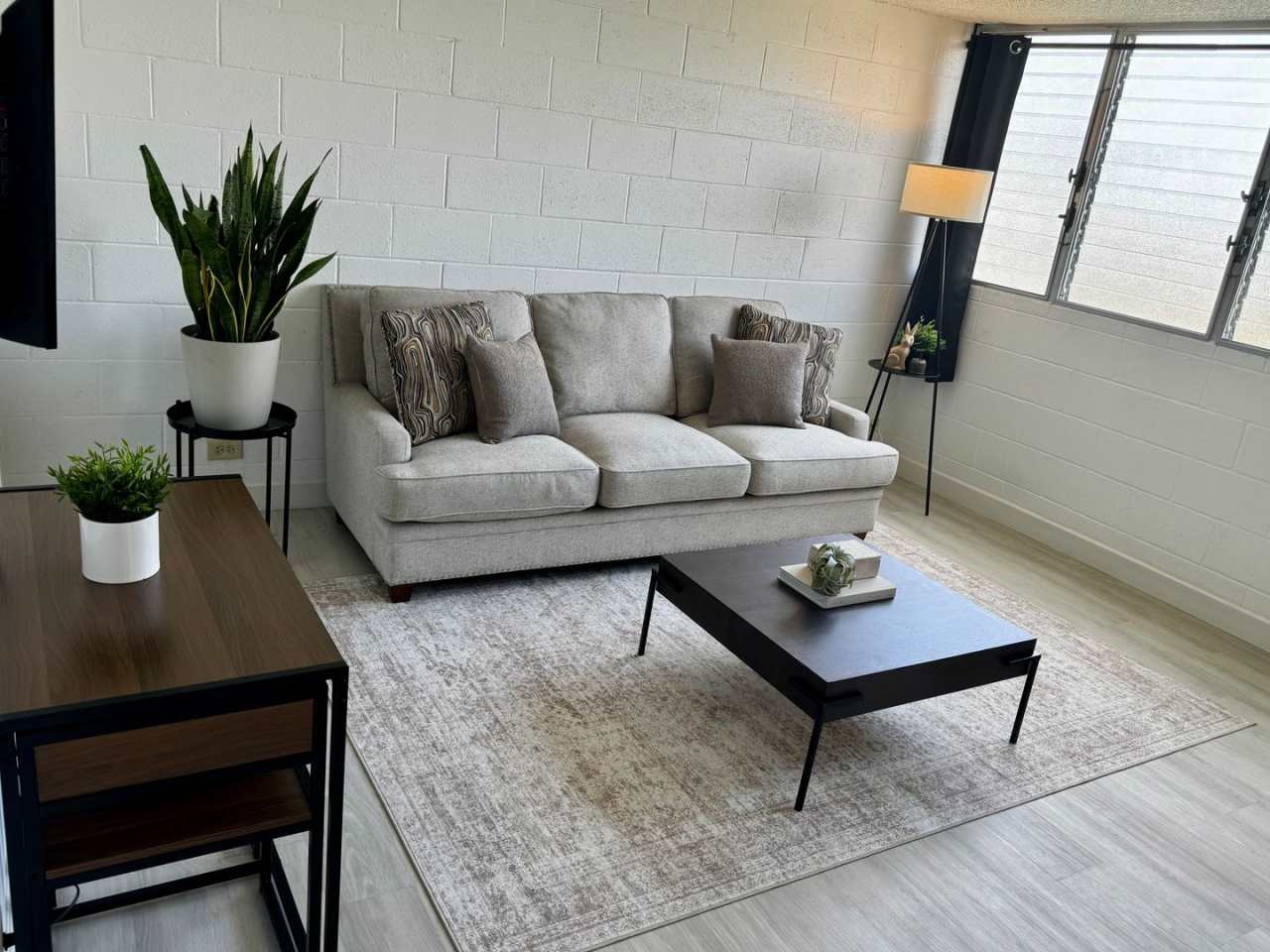 Upgraded Fully Furnished Condo w/ Assigned Parking Near H1 and Queen Medical