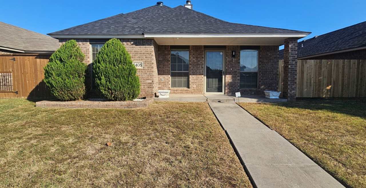 (3) Bed or (2)Bed + Bonus Room/(2.5) Bath in Moore Avail NOW! Pets Negotiable!