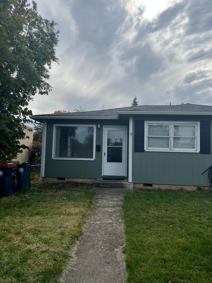 Medford 2 Bedroom, 1 bath Duplex with Fenced Yard