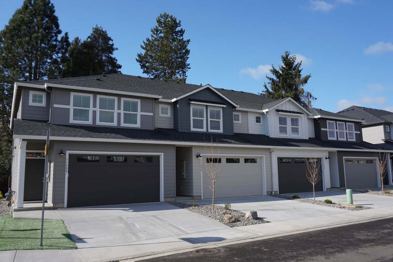 LIKE NEW Beautiful Prairie Townhome for Lease - 11404 NE 127th Ct