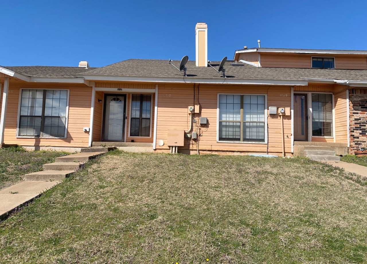 2 bedroom 2 bath Townhome with 2 car garage and appliances