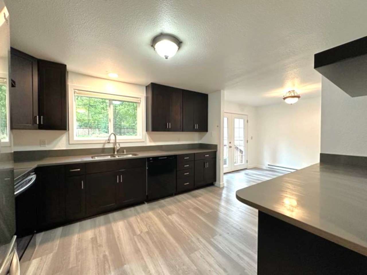 Welcome Home: Cozy 3BR/2BA Lake Holiday Retreat