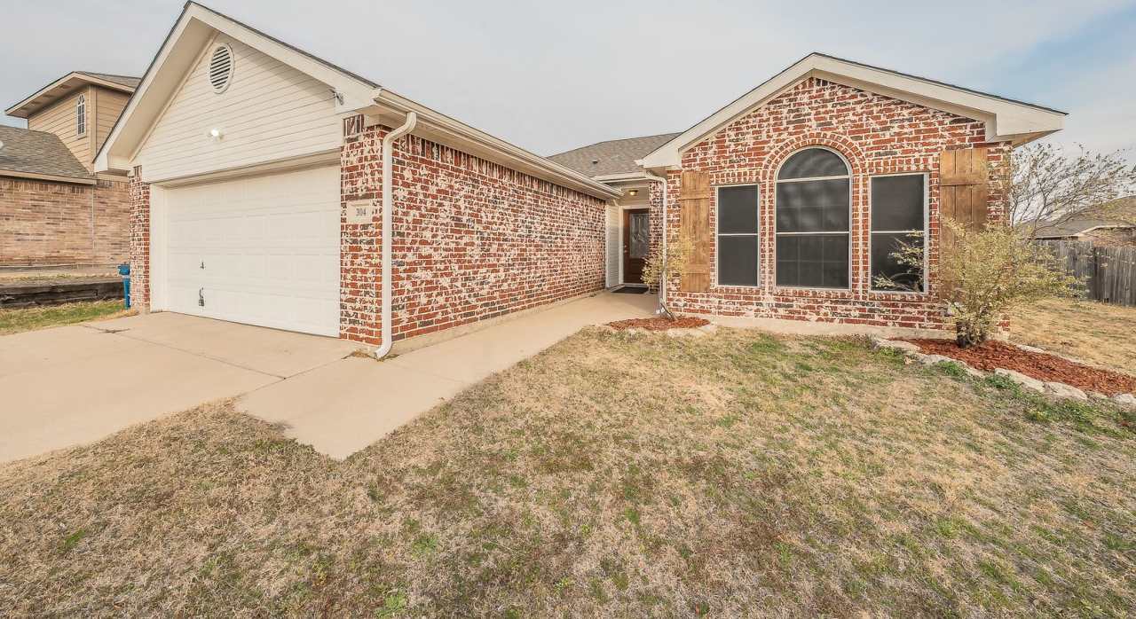 Updated 3 bedroom 2 bath home in Aledo