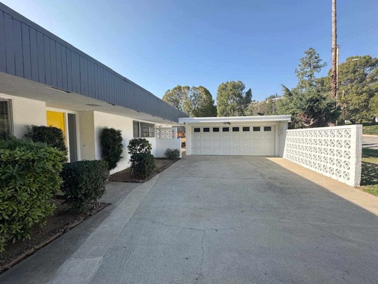 4+2 Mid Century Modern Home - New Appliances, 2 Car Garage, Fireplace, Spacious Living Space, Covered Patio