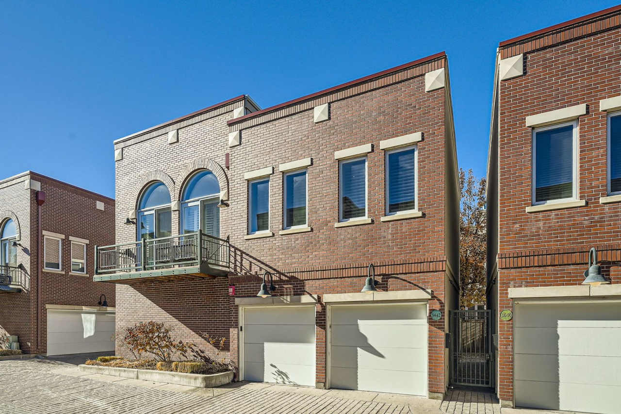 Gorgeous Cherry Creek Townhome - 2 bed 2 bath with 1 car garage